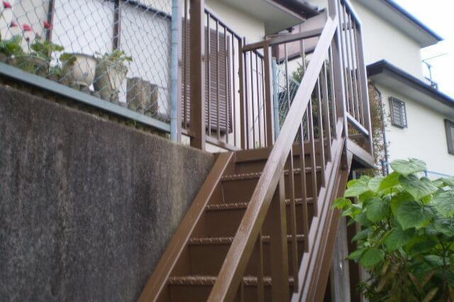 錆びた既存の外階段に塗装したリフォームの事例
